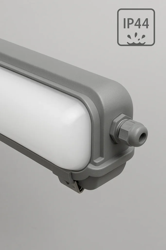 Eine robuste und spritzwassergeschützte IP44 LED-Feuchtraumleuchte für die Garage.