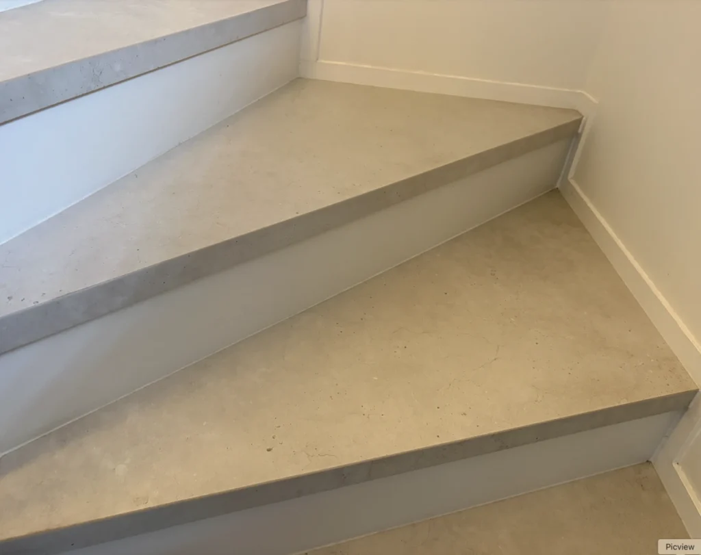Vorgefertigtes Stufenelement aus Keramik zur einfachen Verkleidung einer Betontreppe.